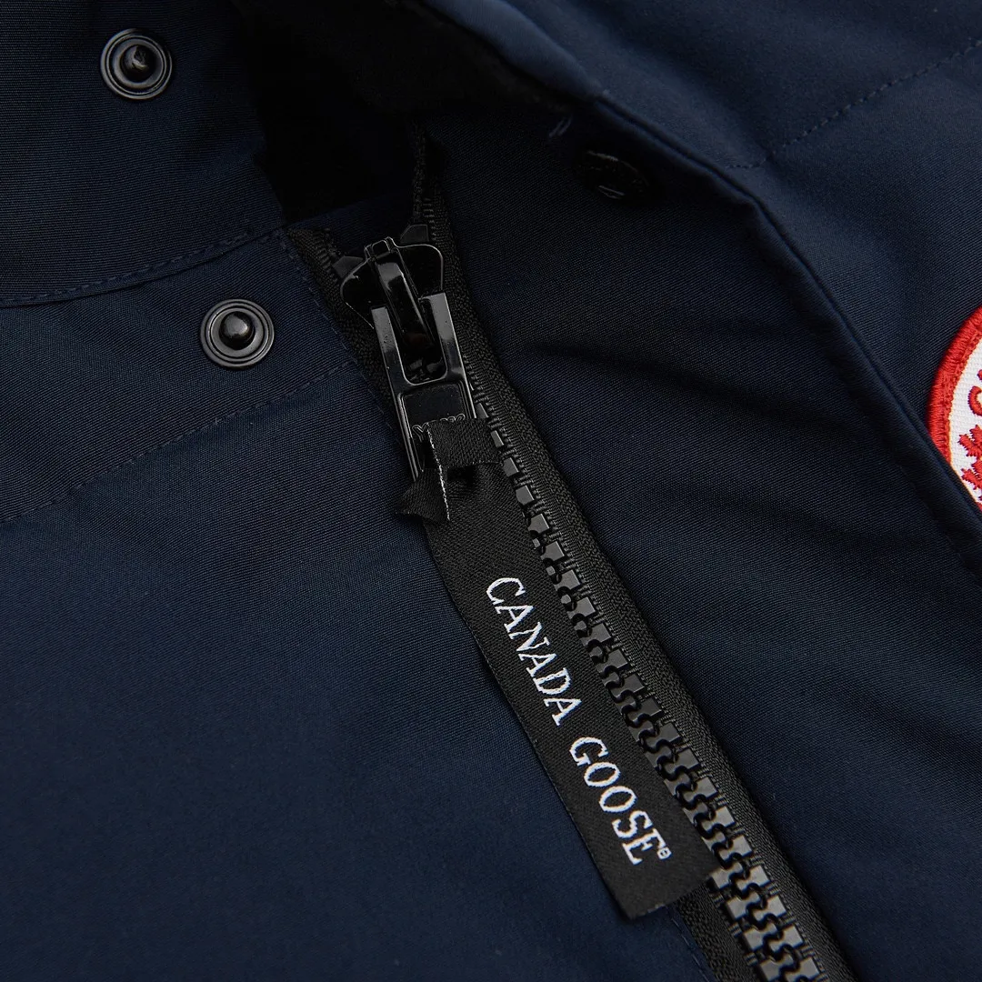 P360 Navy Blue] Canada Goose Canada Goose#Freestyle Crew 4154M Men’s and Women’s Vest Down# ➖ Genuine synchronous anti-counterfeiting chip sensor! ➖ Imported Behringer embroidery machine to customize 10,000-needle embroidery logo! ➖ Imported 21-count polyester-cotton blended original fabric, using Feather-Light 10D waterproof coating fabric, made of 84.5% polyester fiber and 15.5% cotton, 100% the best feel in the entire network! ➖ The genuine official website uses the national standard 80 white duck down, and will never be misled by false claims such as 90 down or goose down! ➖ 100% nylon nylon lining with double double-layer sealing design to prevent velvet from running away. Top-grade polar fleece is used in the collar and pockets to keep warm and comfortable! ➖ Yoshida YKK provides original custom-made electroplated sliders. YKK two-way lockable zippers are tight and smooth and will not peel off paint! ➖ 3M composite original Velcro is durable, and all accessories and hardware are disassembled and customized! ⛔No slander, no exaggeration, no need for too much copywriting, because it is focused, it is professional!  SIZE: XS S M L XL XXL